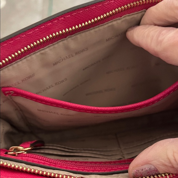 Michael Kors Fuchsia Crossbody Bag NWOT. - Picture 4 of 9